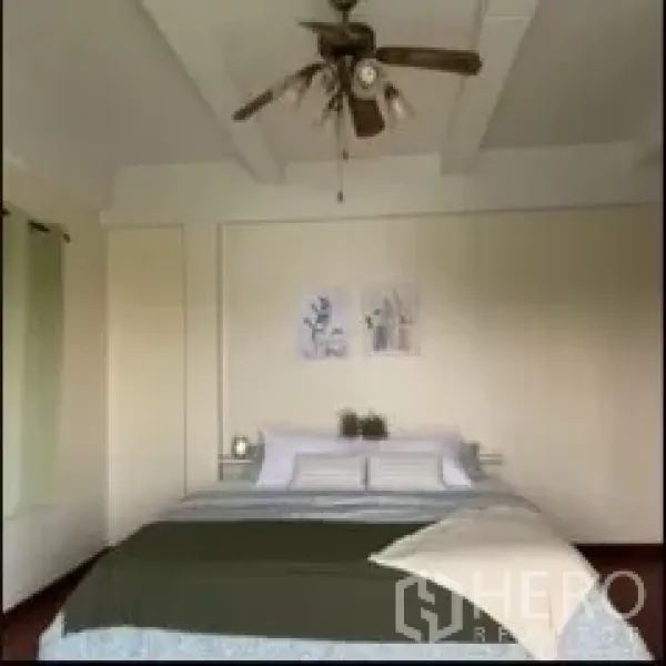 Detached House for rent in Phra Khanong, Bangkok - Bright master bedroom with ceiling fan, large bed, soft lighting and minimalist decor.