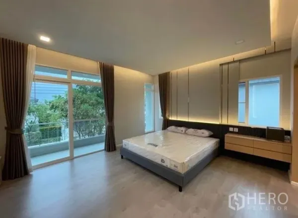 独立式住宅 出租在Prawet, Bangkok - 主卧面积宽敞，落地窗并直接通往私人阳台。