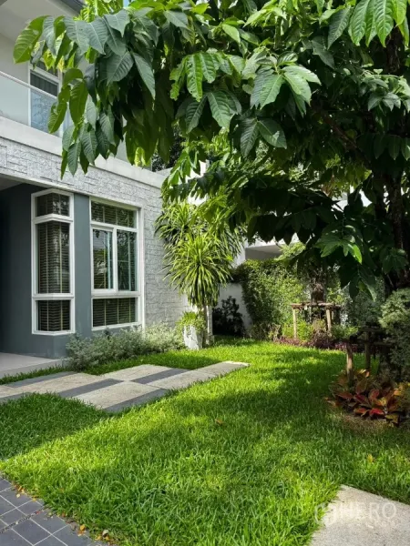 Detached House for rent in Prawet, Bangkok - Lush front garden with mature tree and bay window of the detached house.