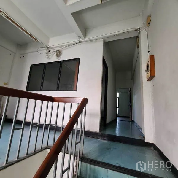 办公空间 出租在Yan Nawa, Bangkok - 楼梯平台，金属扶手、室内玻璃隔断与走廊。