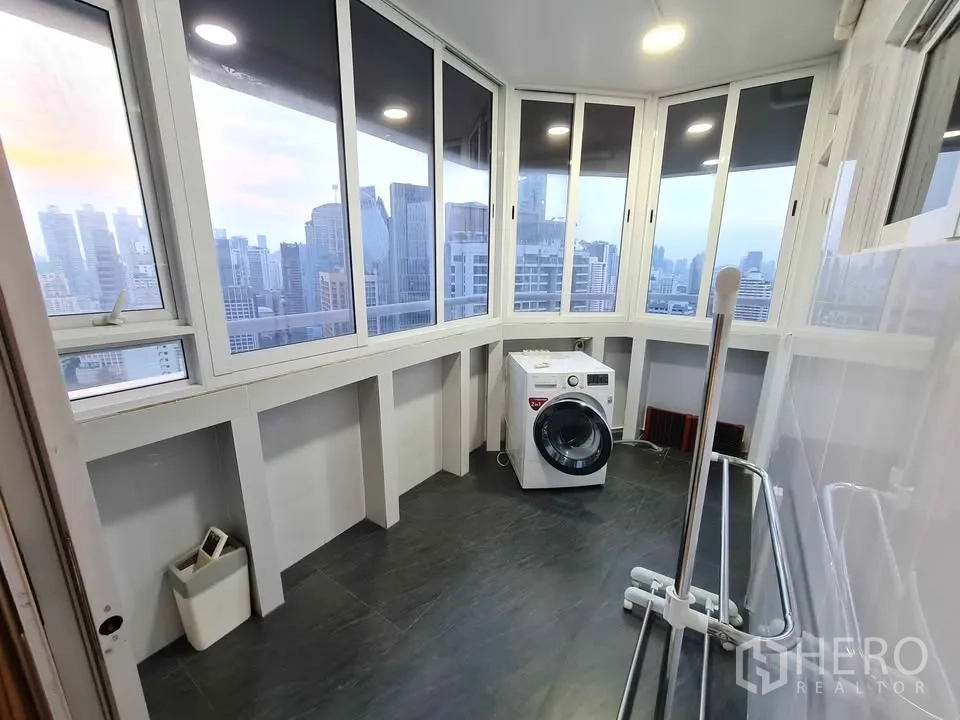 คอนโด for rent in Khlong Toei, Bangkok - ห้องนอนหลักพร้อมเตียงสีขาว ตู้เสื้อผ้าบานกระจก และโต๊ะหัวเตียง.