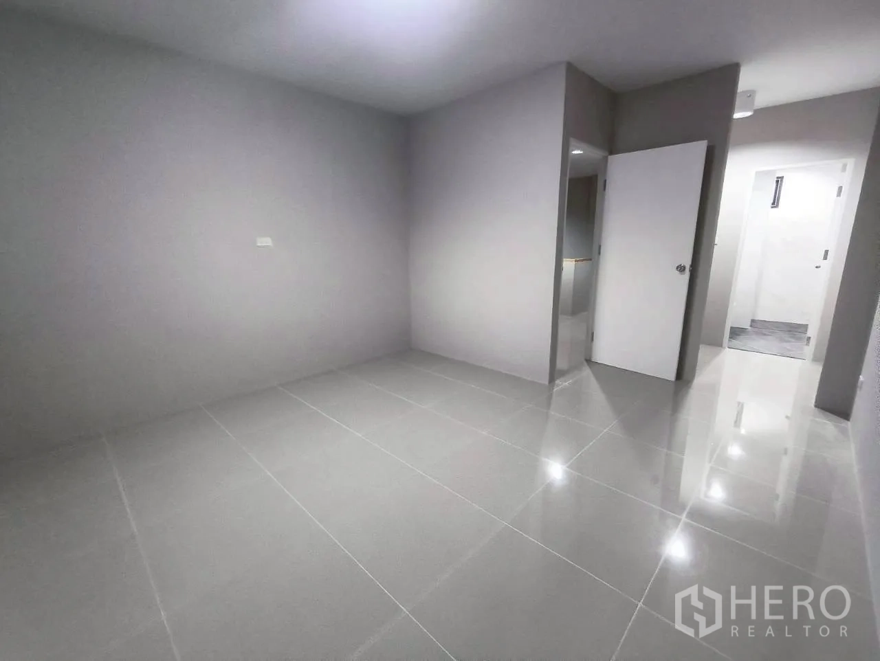 Warehouse for rent in Mueang Nonthaburi, Nonthaburi - Open room with tiled flooring and doorway to adjacent area.