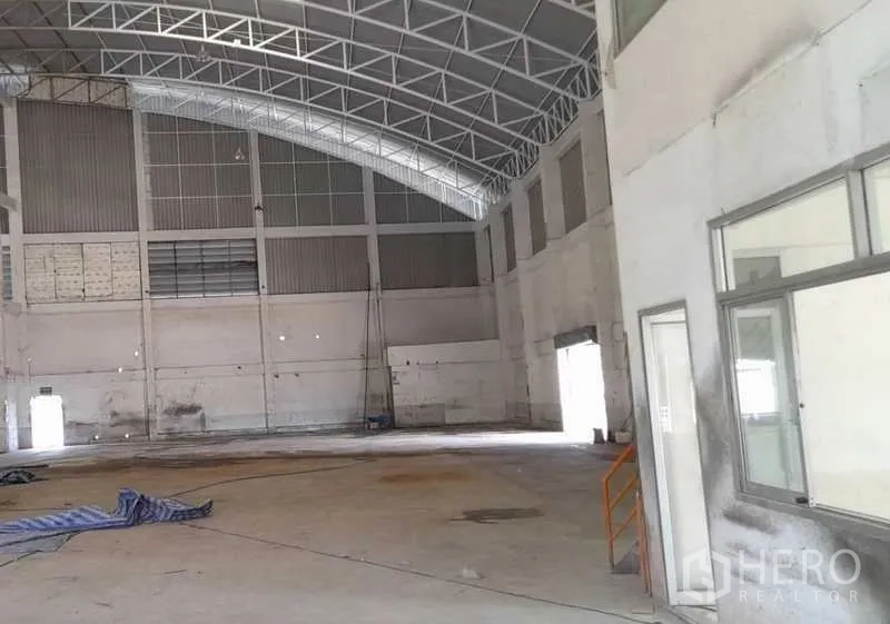 โรงงาน ให้เช่าในMueang Samut Prakan, Samut Prakan - พื้นที่การผลิตหลังคาเหล็กทรงโค้งสูง ผนังสูงและช่องหน้าต่างด้านข้าง