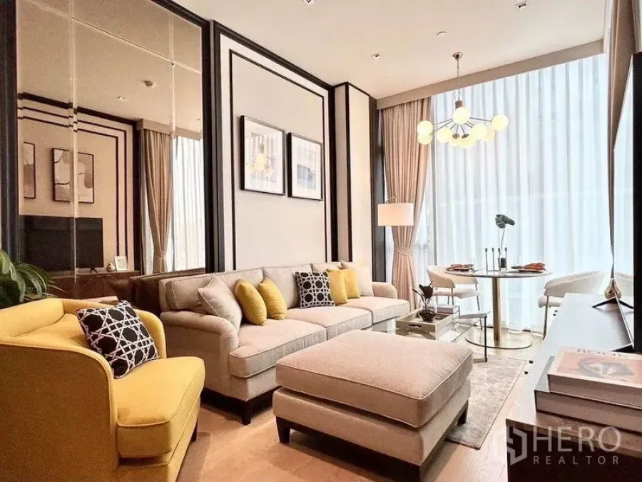 公寓 出租在Pathum Wan, Bangkok - 挑高客厅，枝形吊灯、纱帘与临窗用餐区