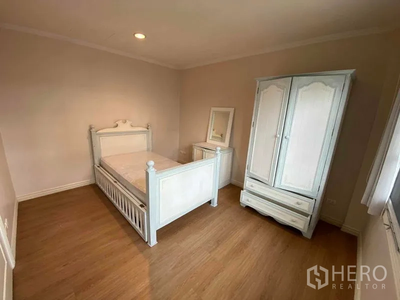 Townhouse for rent or sale in Mueang Samut Prakan, Samut Prakan - Sunny guest bedroom with white furniture and window views.