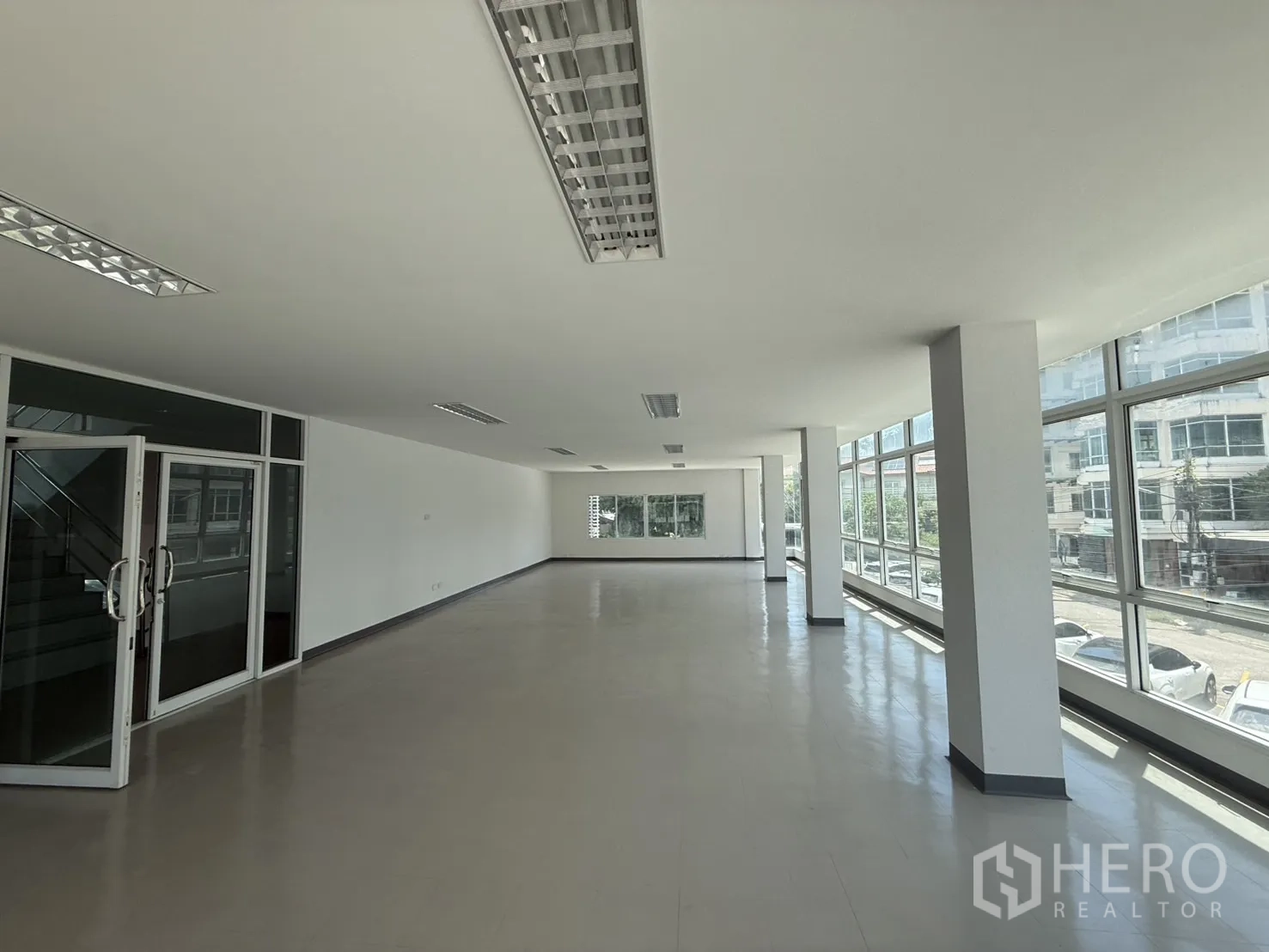 办公空间 出租在Bueng Kum, Bangkok - 整层开放式办公室，临街长窗，自然采光充足