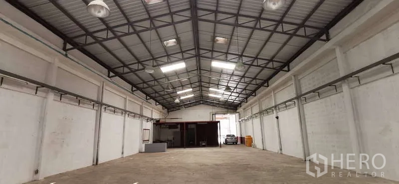 Warehouse for rent in Bang Phli, Samut Prakan - Spacious warehouse hall with steel truss roof, skylights and wide clear span