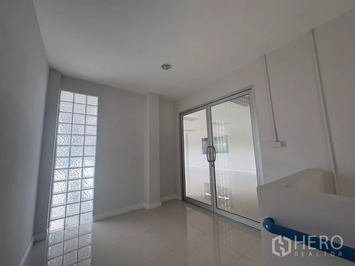 工厂 出租在Bang Phli, Samut Prakan - 楼梯平台，玻璃砖墙与通往办公室的玻璃门