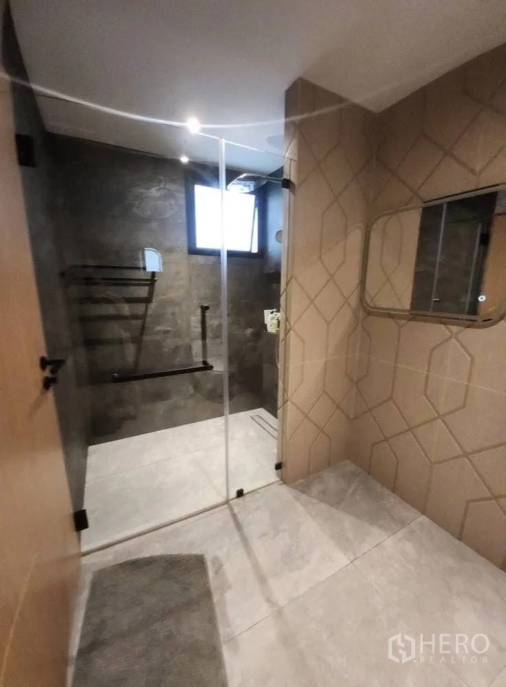 บ้าน ให้เช่าในBang Phli, Samut Prakan - ห้องน้ำสไตล์โมเดิร์น พร้อมตู้ฝักบัวกระจกและผนังลายเรขาคณิต