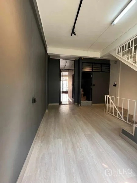 带办公室的家 出租在Khlong Toei, Bangkok - 浅木地板的开放空间，面向玻璃门与室内楼梯