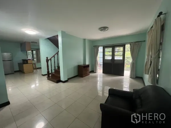บ้าน ให้เช่าในBang Na, Bangkok - ห้องนั่งเล่นพื้นกระเบื้องกว้างพร้อมบันไดไม้