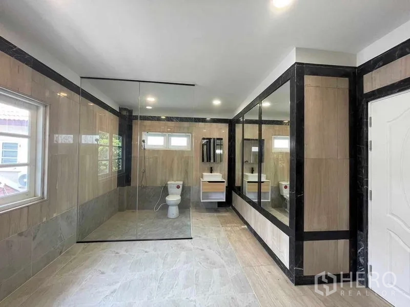 บ้าน ขายในBang Na, Bangkok - ห้องน้ำโมเดิร์น ฉากกั้นอาบน้ำกระจกใส กระจกเงาบานยาว กระเบื้องโทนเบจ