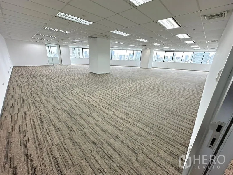 办公空间 出租在Watthana, Bangkok - 超大开放办公区，带立柱、地毯砖和长窗户的全景城市景观。