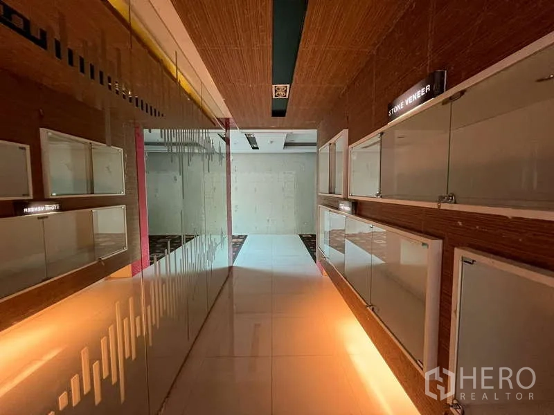 สำนักงาน ให้เช่าในWatthana, Bangkok - โถงทางเดินติดตู้โชว์กระจกแบบมีไฟ และพื้นกระเบื้องเงา
