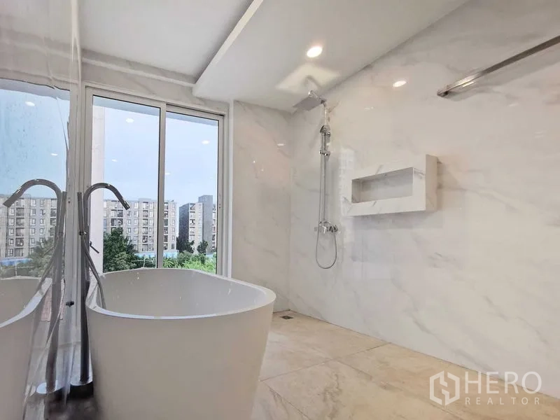 带办公室的家 出售在Suan Luang, Bangkok - 大理石浴室，独立浴缸与步入式淋浴，带城市景观