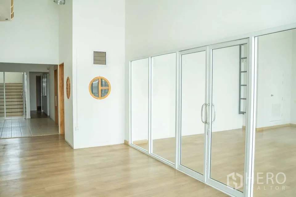 家庭办公室 for rent in Prawet, Bangkok - 采光充足的房间，木地板与落地玻璃隔断。