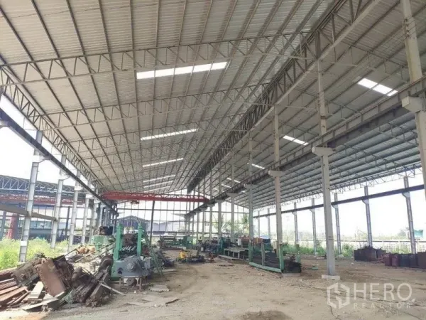 โรงงาน ให้เช่าในSamut Sakhon - พื้นที่การผลิตช่วงกว้าง หลังคาเมทัลชีท เครื่องจักร และพื้นที่ใช้งานมาก สมุทรสาคร