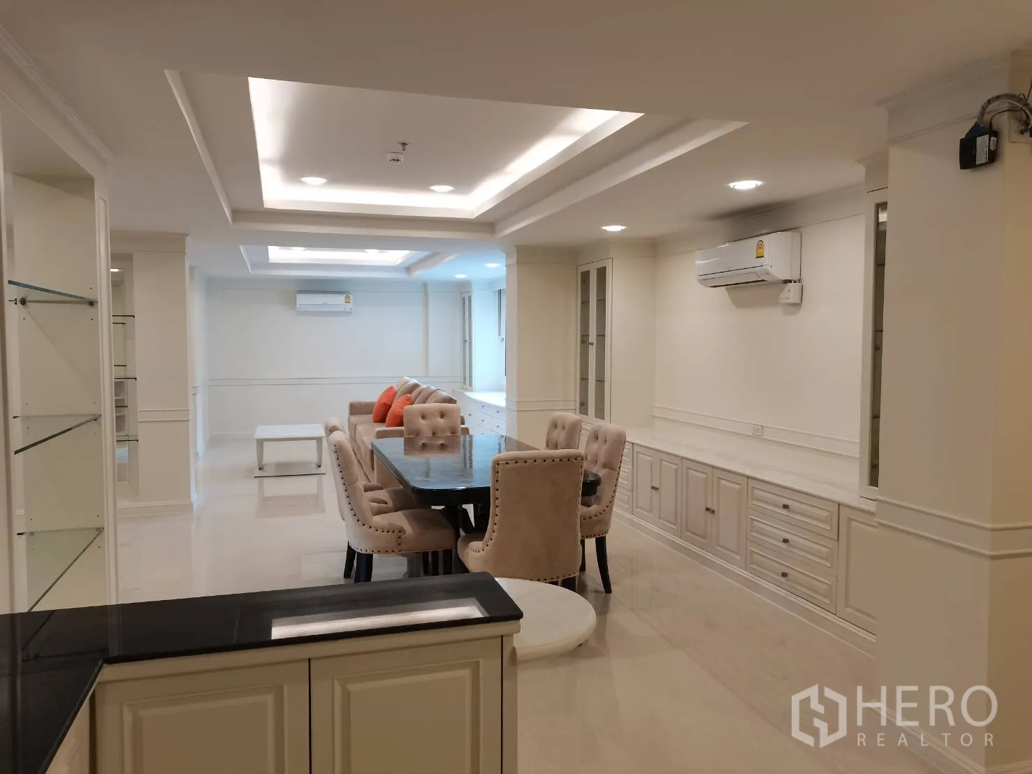 คอนโด for rent in Watthana, Bangkok - พื้นที่นั่งเล่นและรับประทานอาหารแบบโอเพ่นแพลน พร้อมตู้บิวท์อินและไฟสปอตไลท์