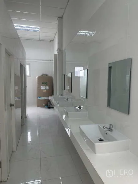 工厂 出租在Khlong Luang, Pathum Thani - 员工盥洗区，多个洗手台与镜面，整洁明亮