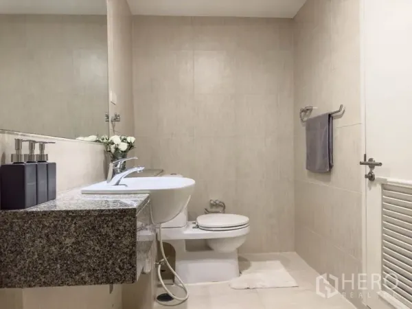 公寓 出售在Watthana, Bangkok - 宽敞浴室，花岗岩台面、坐便器与毛巾架