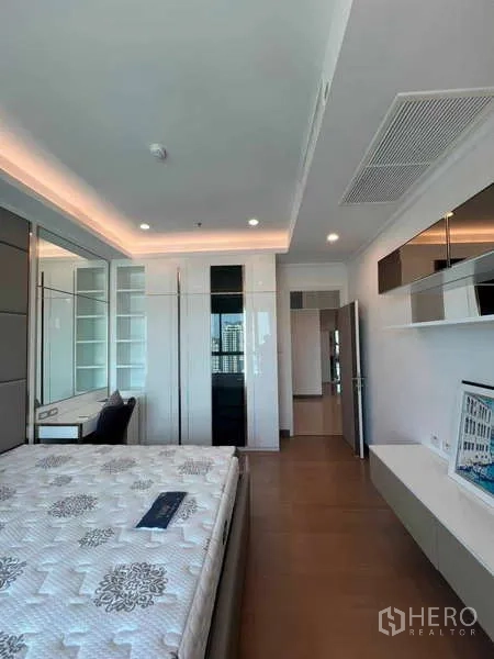 公寓 出租在Ratchathewi, Bangkok - 卧室设通顶衣柜与学习角，木地板与氛围灯带。
