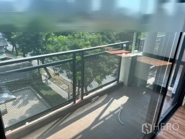 办公空间 出租在Sathon, Bangkok - 办公室专属阳台，金属栏杆，可俯瞰绿树与街景。