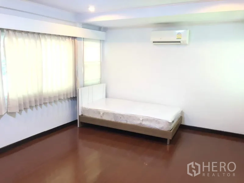 บ้าน ให้เช่าในSuan Luang, Bangkok - ห้องนอนรองมีหน้าต่างมุม พื้นไม้ และเครื่องปรับอากาศ