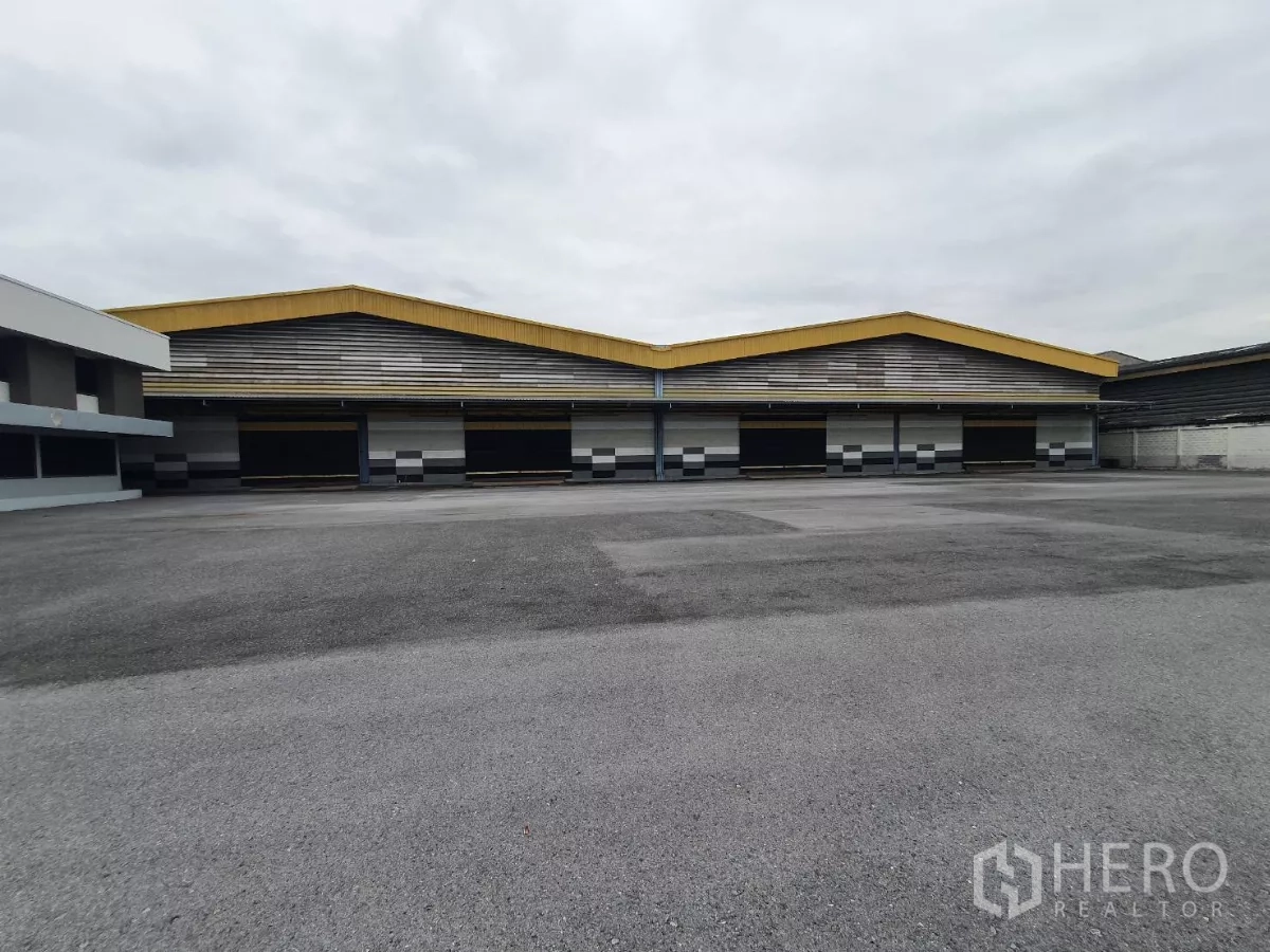 โรงงาน ให้เช่าในMueang Samut Prakan, Samut Prakan - ด้านหน้าโกดังพร้อมหลังคาคลุมท่าขนถ่ายและทางรถบรรทุก