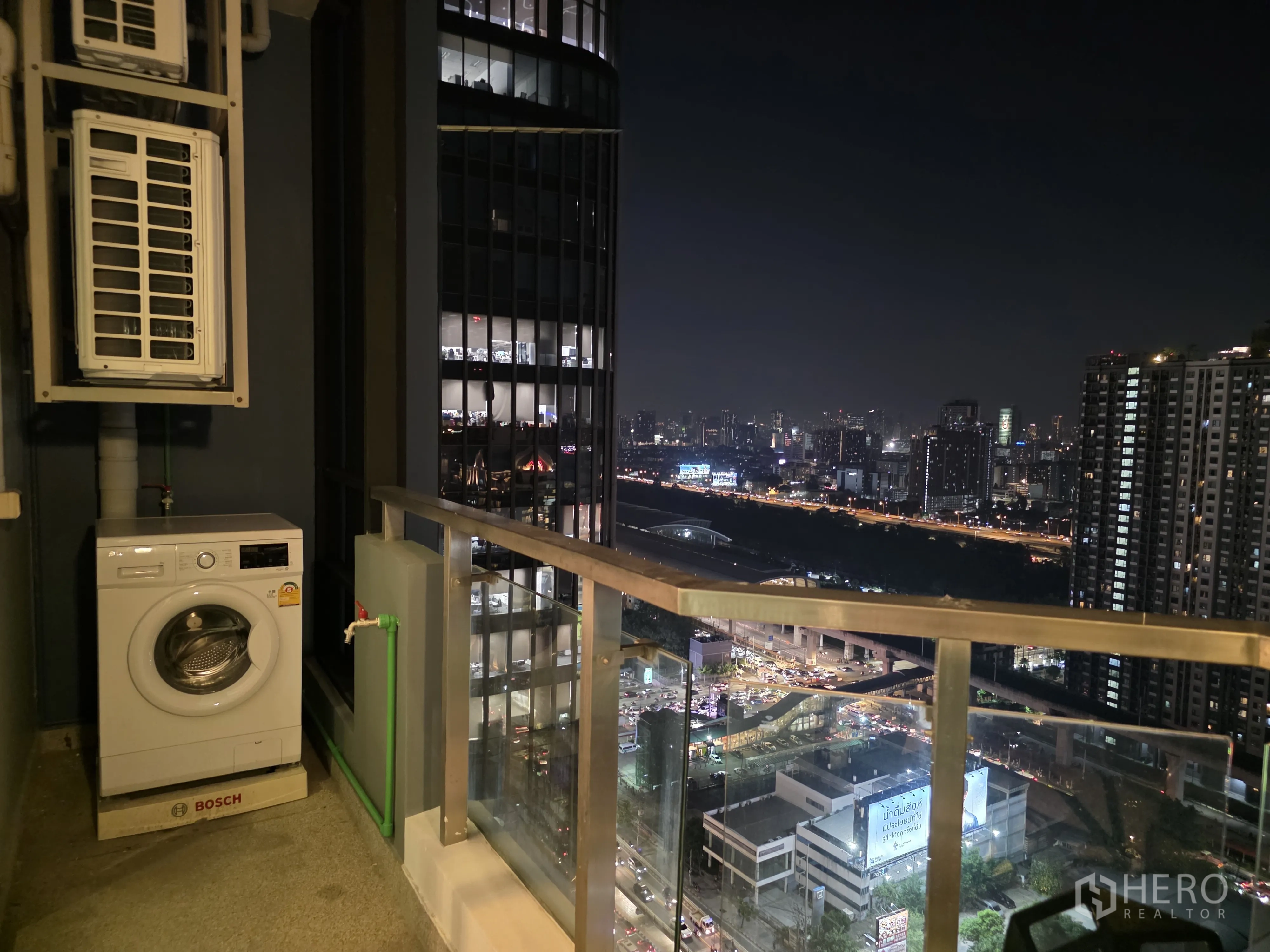 公寓 for rent in Bang Kapi, Bangkok - 阳台生活阳台区放置洗衣机，视野开阔的夜景。