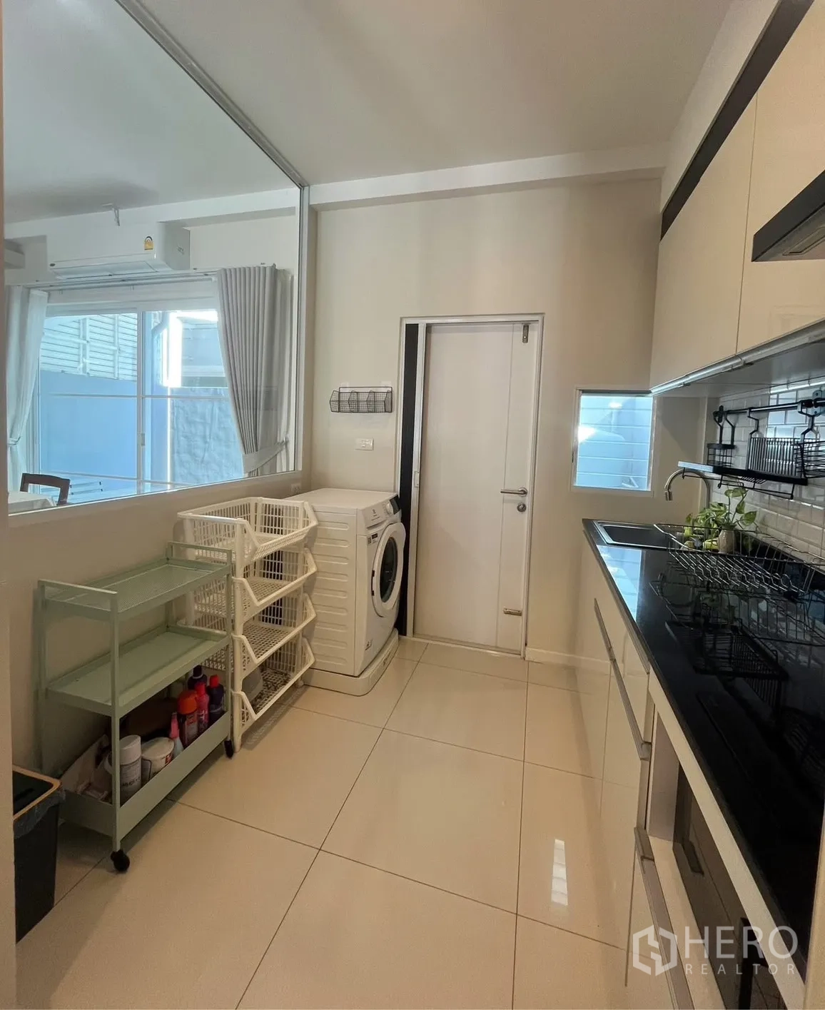 联排别墅 for rent in Prawet, Bangkok - 独立厨房配橱柜、水槽与洗衣机。