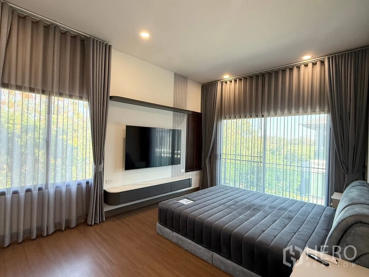 บ้านเดี่ยว for rent in Bang Phli, Samut Prakan - ห้องนอนหลักพร้อมเตียงคิง หน้าต่างกระจกกว้างและผ้าม่านโปร่ง.