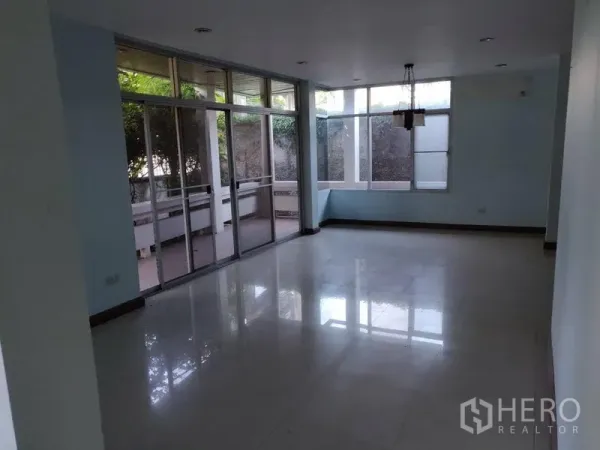 สำนักงานที่บ้าน ให้เช่าในWatthana, Bangkok - ห้องนั่งเล่นโล่งสว่าง ประตูกระจกบานเลื่อนเปิดสู่เฉลียง