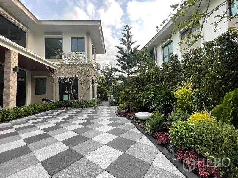 บ้าน ให้เช่าในPhasi Charoen, Bangkok - ลานสวนปูพื้นลายตาราง พร้อมต้นไม้เขียวชอุ่ม