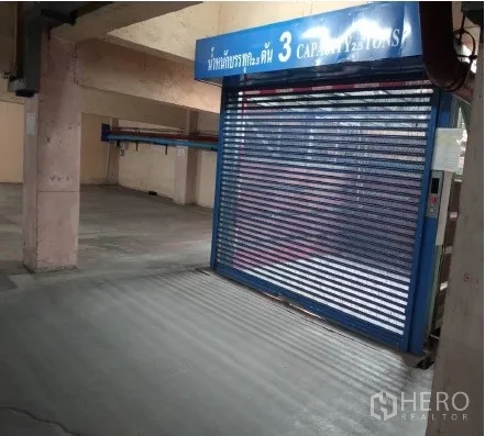 Warehouse for rent in Mueang Pathum Thani, Pathum Thani - Roller shutter at a goods lift area marked 2.5 tons capacity.