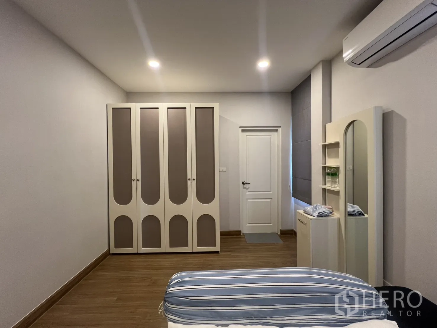 独栋房屋 for rent in Lat Krabang, Bangkok - 卧室配大衣柜、梳妆台、床架与空调。