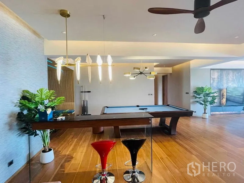 公寓 出租或出售在Watthana, Bangkok - 娱乐区设吊灯、吧台与台球桌，木地板铺就。