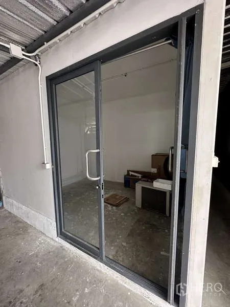 工厂 出租在Lam Luk Ka, Pathum Thani - 小型机房或杂物间，玻璃推拉门与水泥地