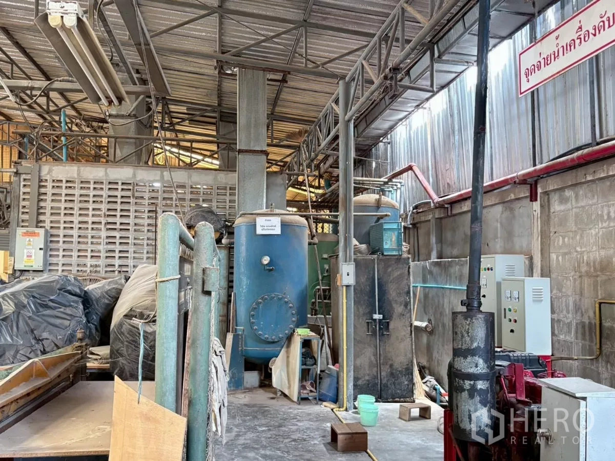 工厂 出租或出售在Bang Khun Thian, Bangkok - 生产区内的设备、储罐与通风管线。