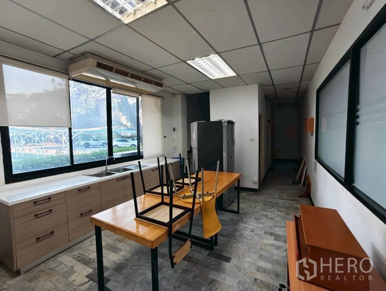 独立物业 for rent in Lak Si, Bangkok - 茶水间，长操作台、洗手池、储物柜与大窗。