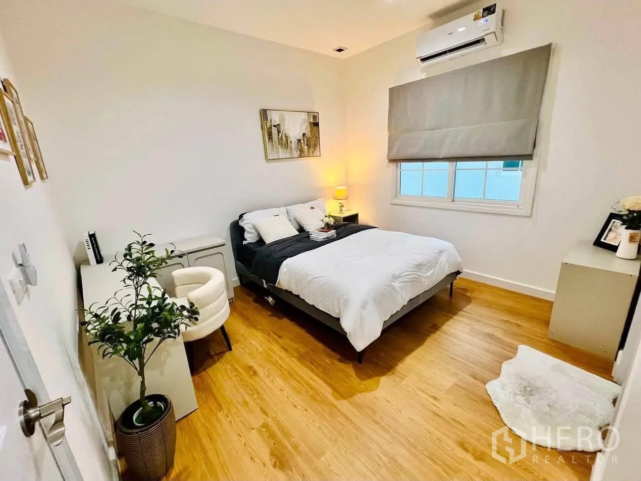 บ้านเดี่ยว for rent in Bang Phli, Samut Prakan - ห้องนอนปูพื้นไม้ เตียงคู่ โต๊ะทำงาน และหน้าต่างพร้อมม่านม้วน