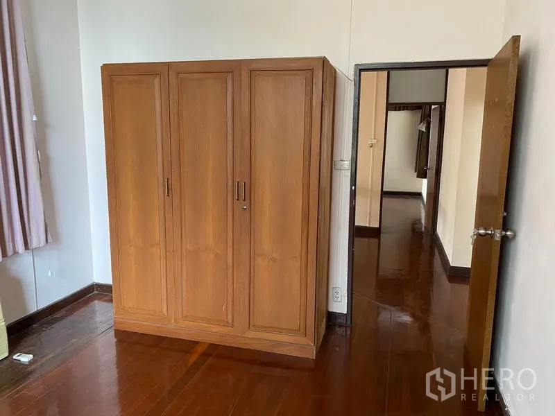独立式住宅 出租在Khlong Toei, Bangkok - 二层卧室，带独立木质衣柜与抛光木地板。