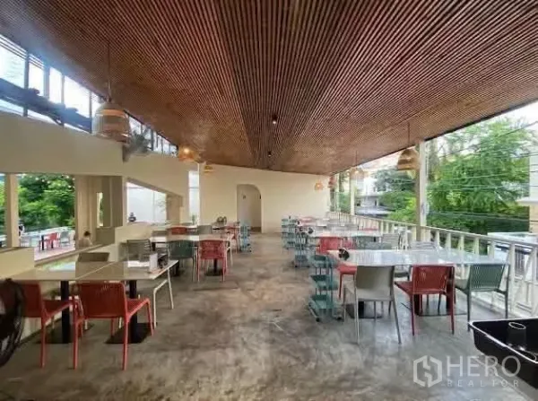 零售空间 出租在Sathon, Bangkok - 二层半开放用餐区，木格栅吊顶，多组餐桌临近绿意。