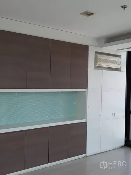 Office Space for rent in Bang Rak, Bangkok - Wall of built-in cabinets with display niche and split-type air conditioner.