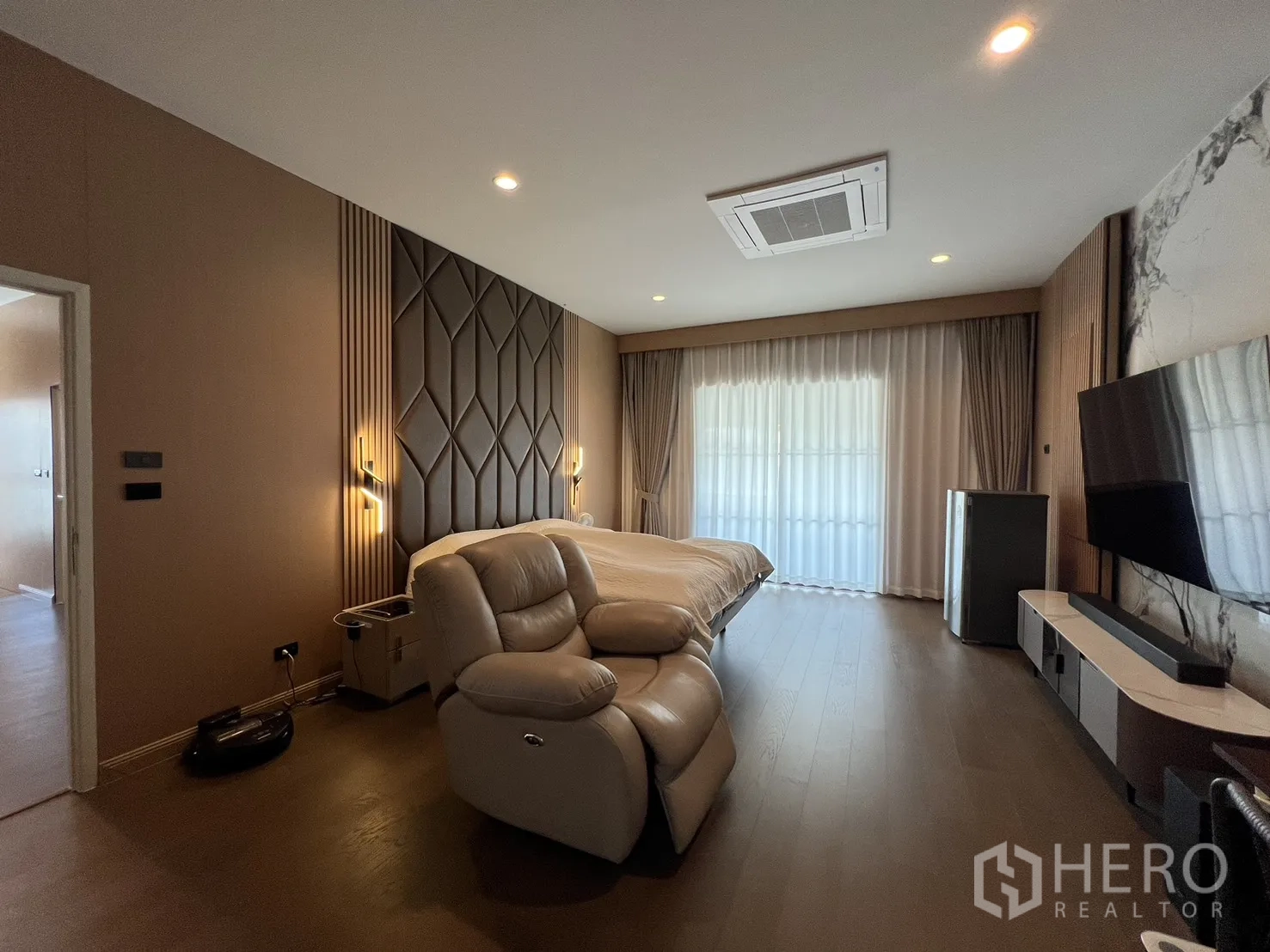 独立式住宅 出租或出售在Mueang Pathum Thani, Pathum Thani - 主卧另一角度，特色墙与嵌入式空调。