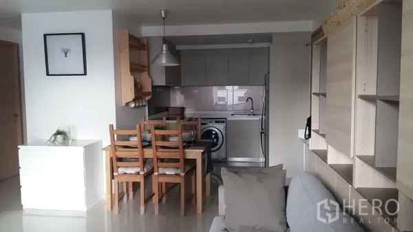 公寓 出租在Watthana, Bangkok - 四人餐区紧邻紧凑厨房，配备冰箱与洗衣机。