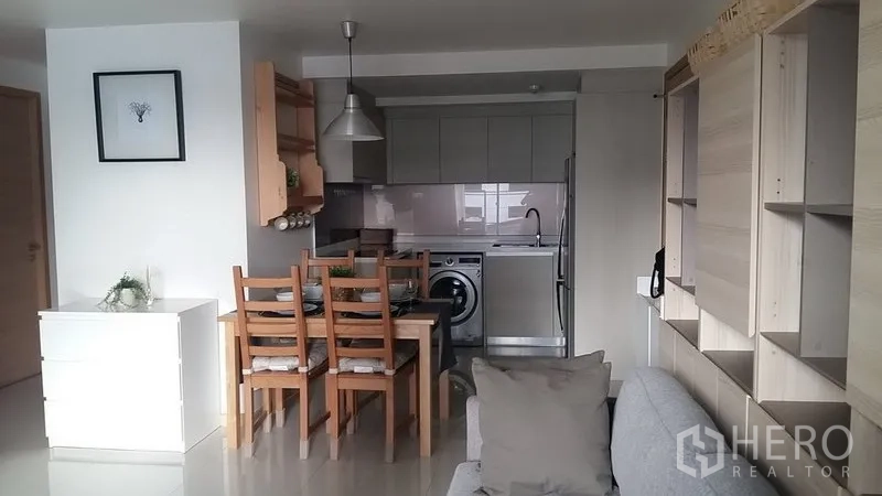 公寓 出租在Watthana, Bangkok - 四人餐区紧邻紧凑厨房，配备冰箱与洗衣机。