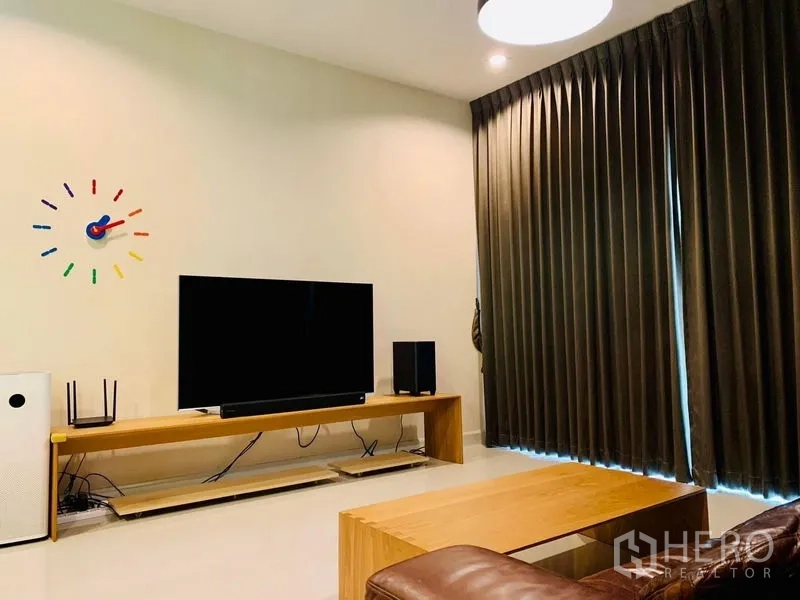 บ้าน ให้เช่าในPhasi Charoen, Bangkok - ผนังทีวีพร้อมชั้นวางยาว ทีวีจอใหญ่ และผ้าม่านทึบ