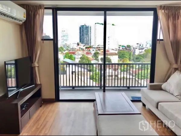 公寓 出租在Watthana, Bangkok - 客厅通往带城市景观的阳台，靠近BTS Ekkamai