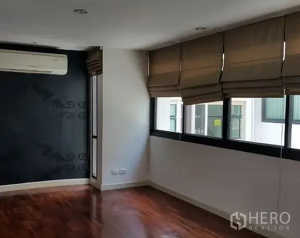 带办公室的家 出售在Wang Thonglang, Bangkok - 采光充足的楼上房间，木地板、分体空调与罗马帘大窗。