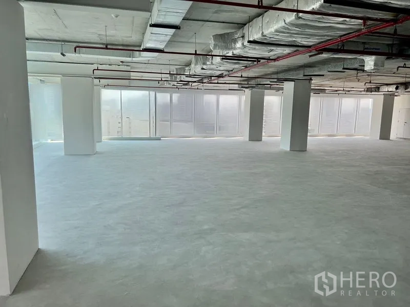 办公空间 出租在Sathon, Bangkok - 明亮的未装修办公空间，落地玻璃立面、混凝土地面与多根结构柱，便于二次装修。
